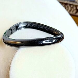 Vintage Black Enamel Hinged Bangle Bracelet Oval Shape Retro Costume Jewelry